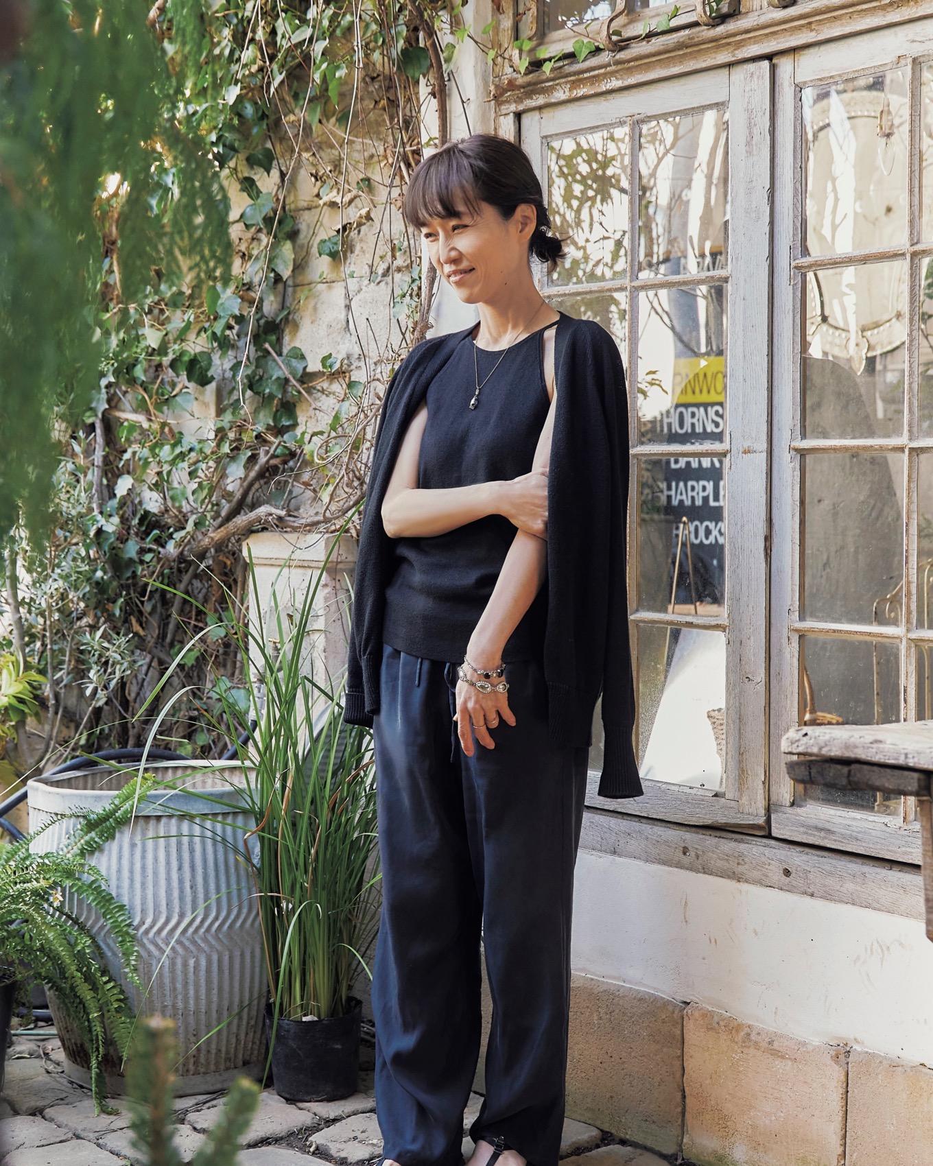 ブラックコーデの女性が横を向いている