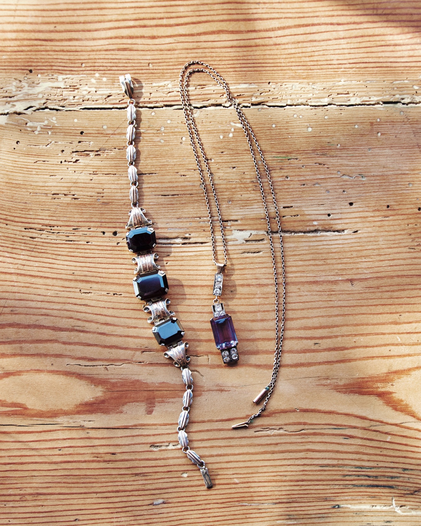 アクセサリーが木材のテーブルに置いてある