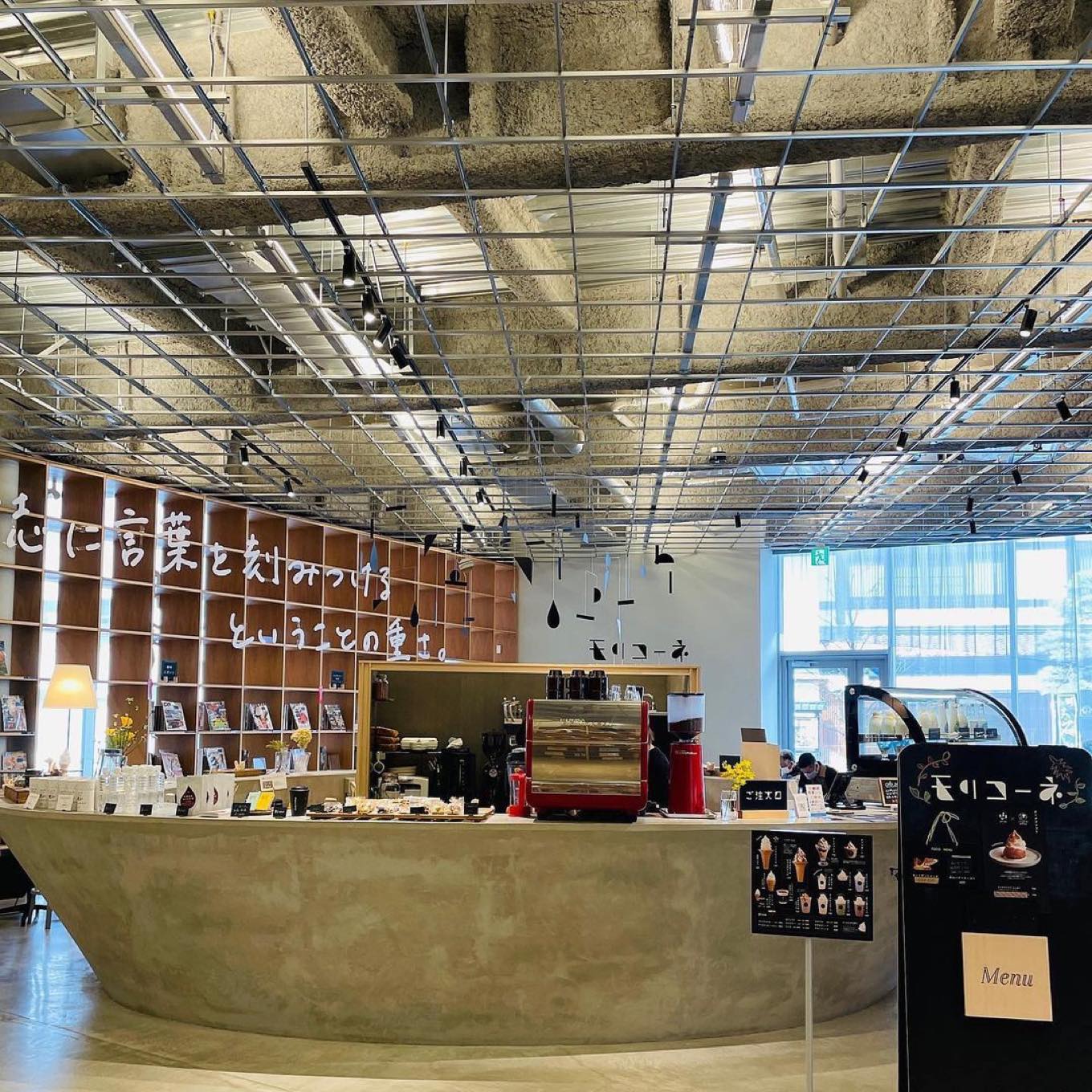 那須塩原市図書館みるる内のカフェスペース