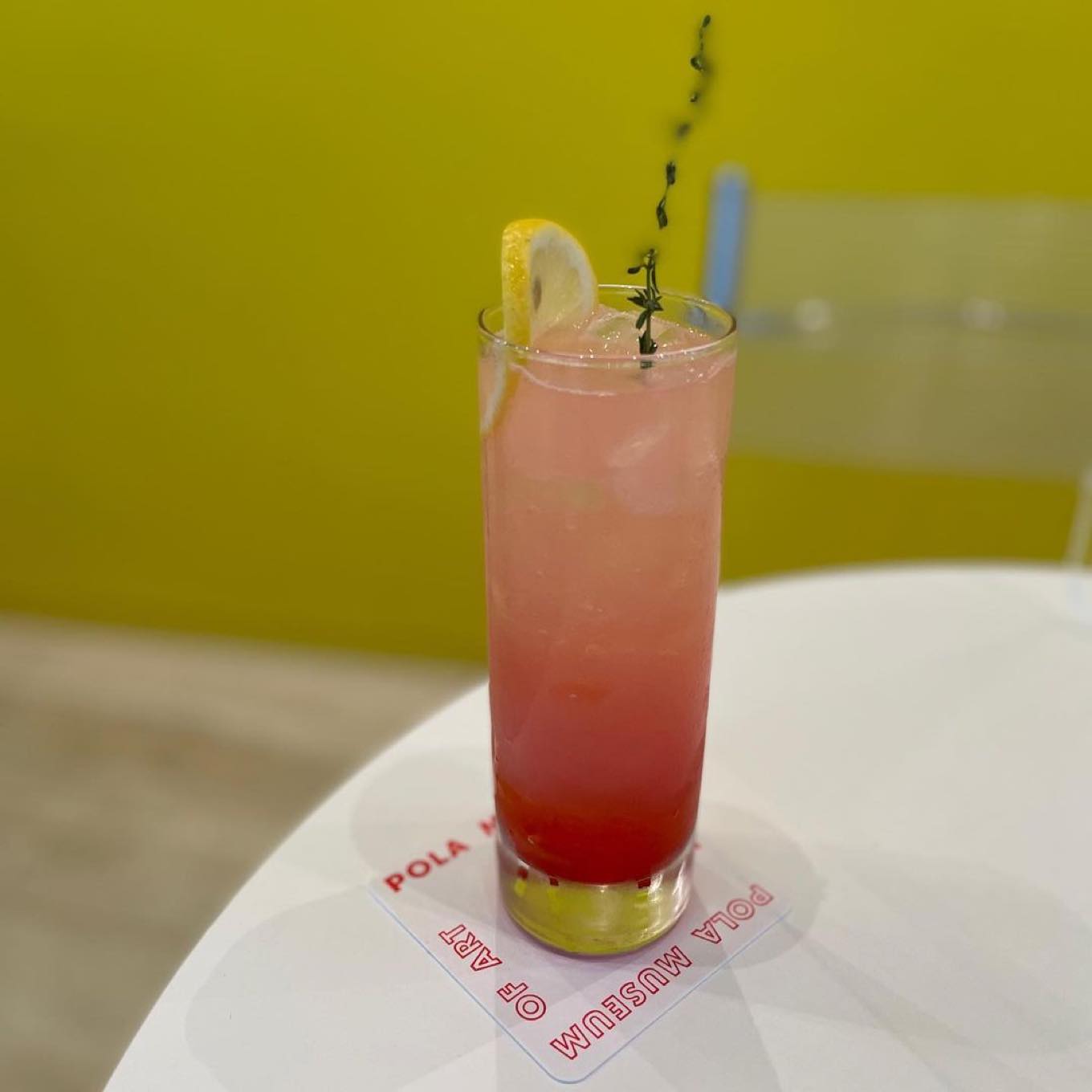 「部屋のみる夢ーボナールからティルマンス、現代の作家まで」のカフェ