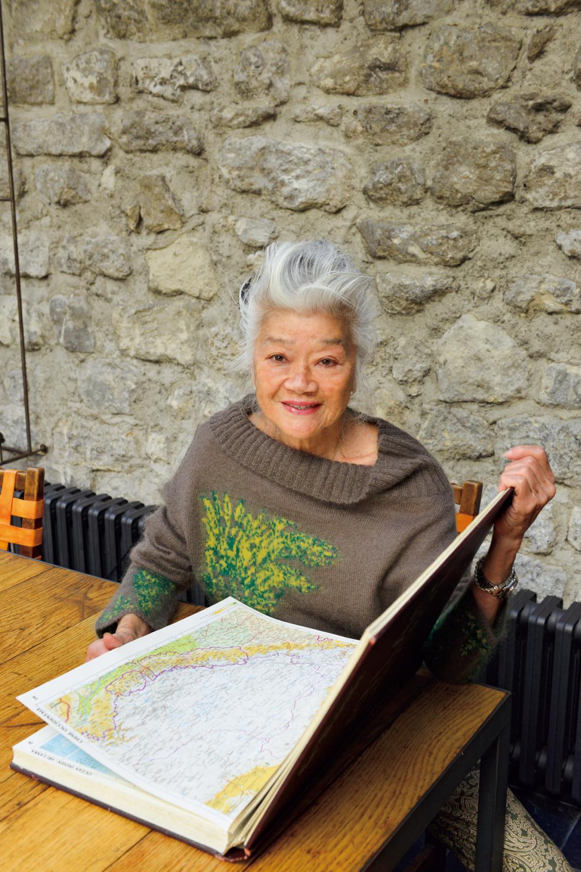 地図帳を持つ島田順子