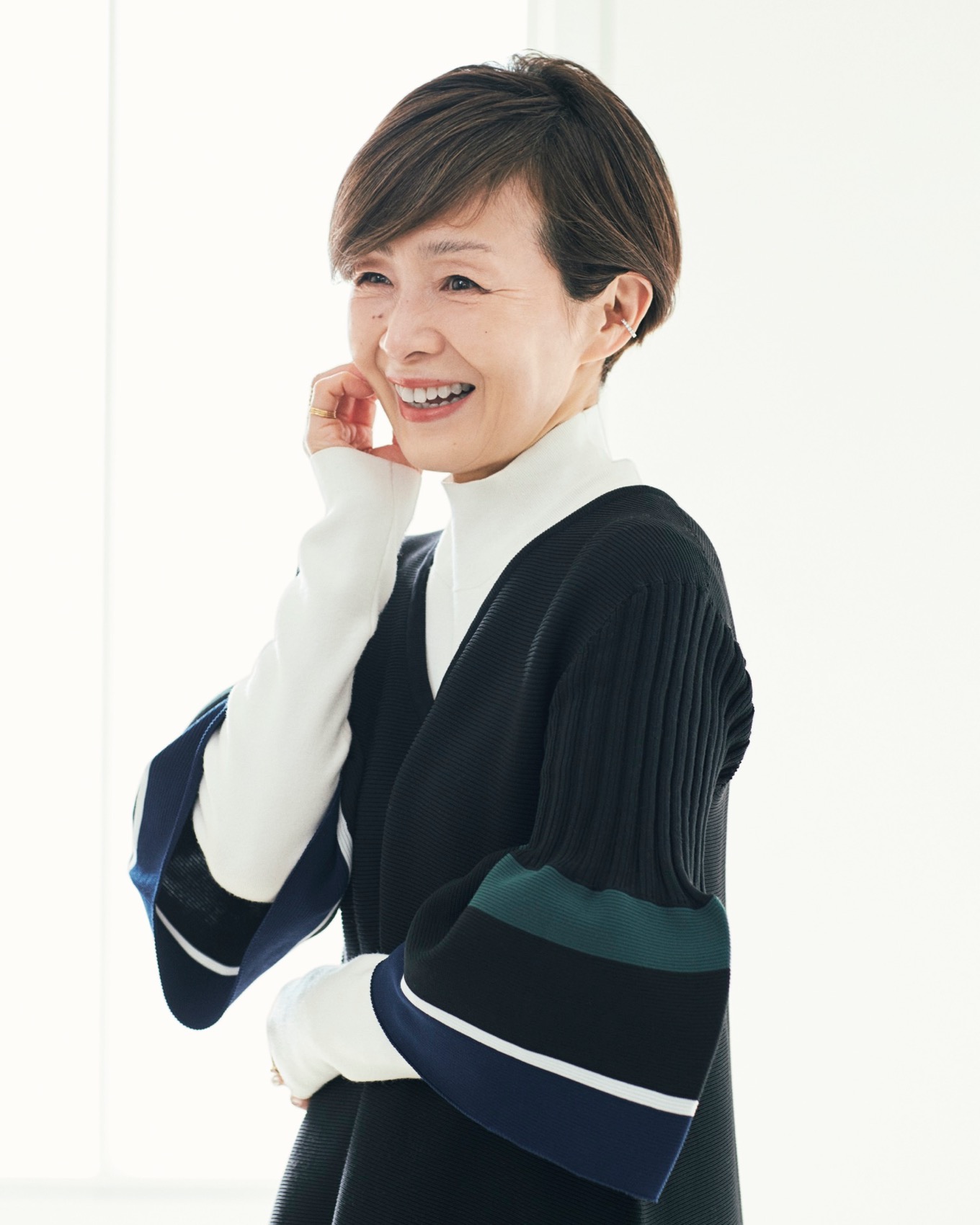 女性がポージングをして立っている