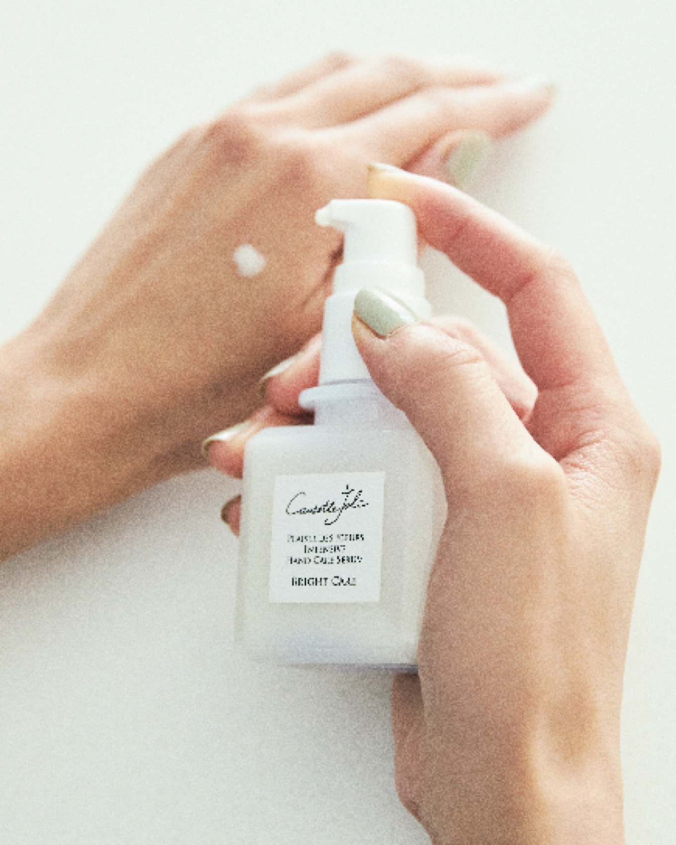 コゼットジョリの ハンド美容液を手に塗布している