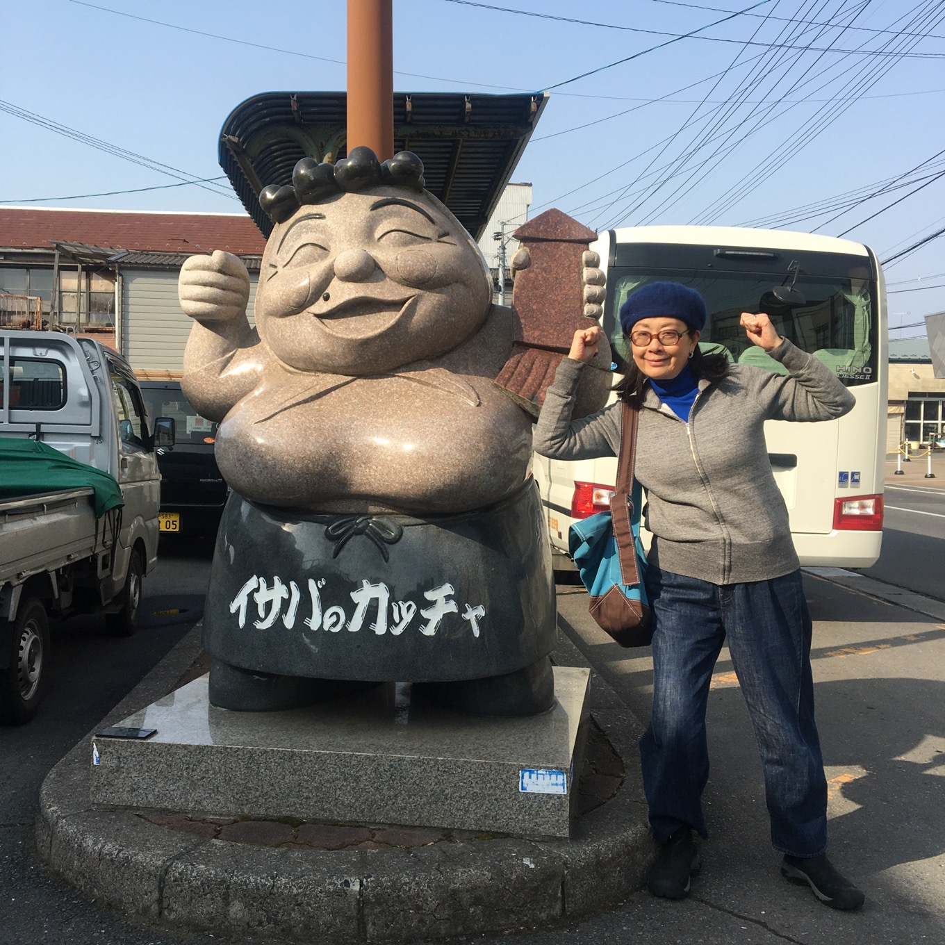 石像とツーショットをとる石黒美穂子さん