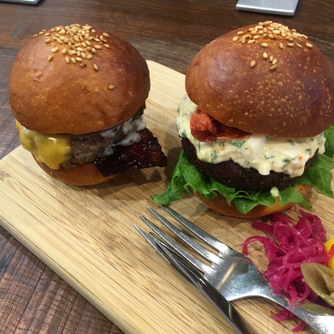 ハンバーガーが二つ並んでいる