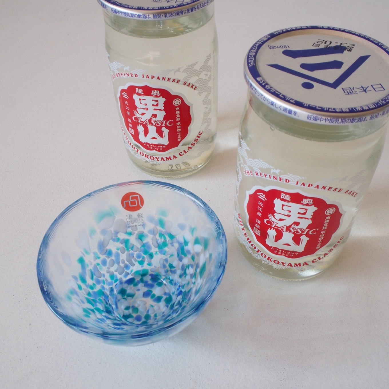 お土産のお皿とお酒が並んでいる