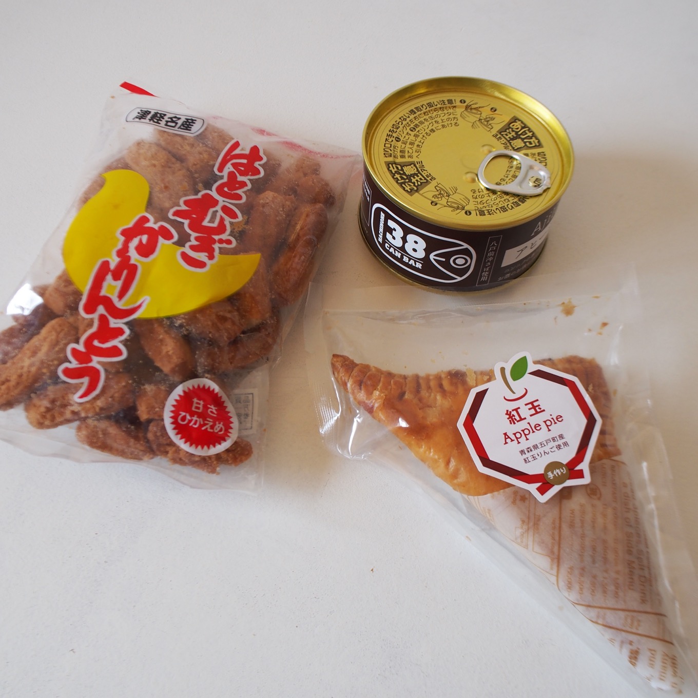 はとむぎかりんとうなどのご当地品が3つ置いてある