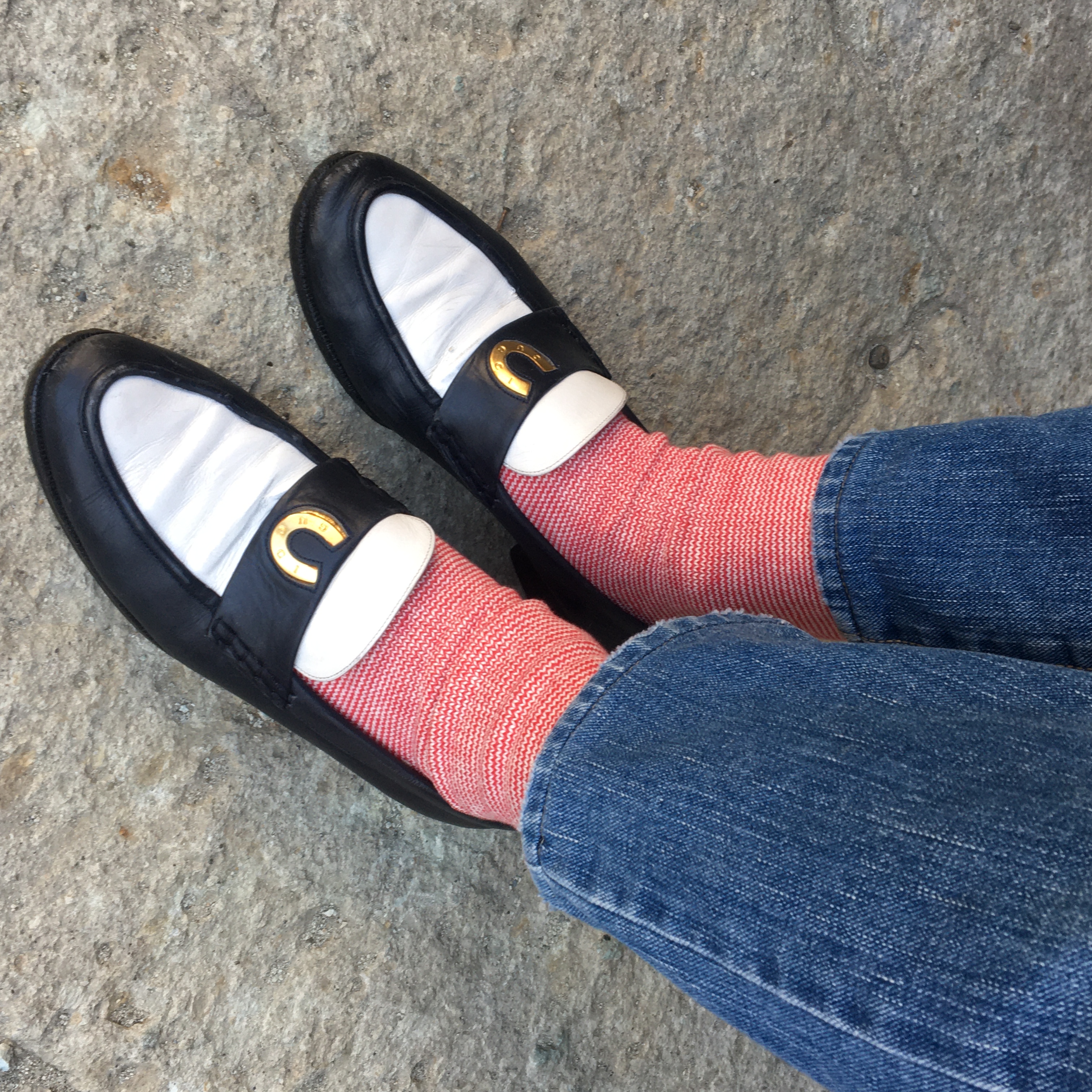 グレングライドの靴下とグッチのローファー