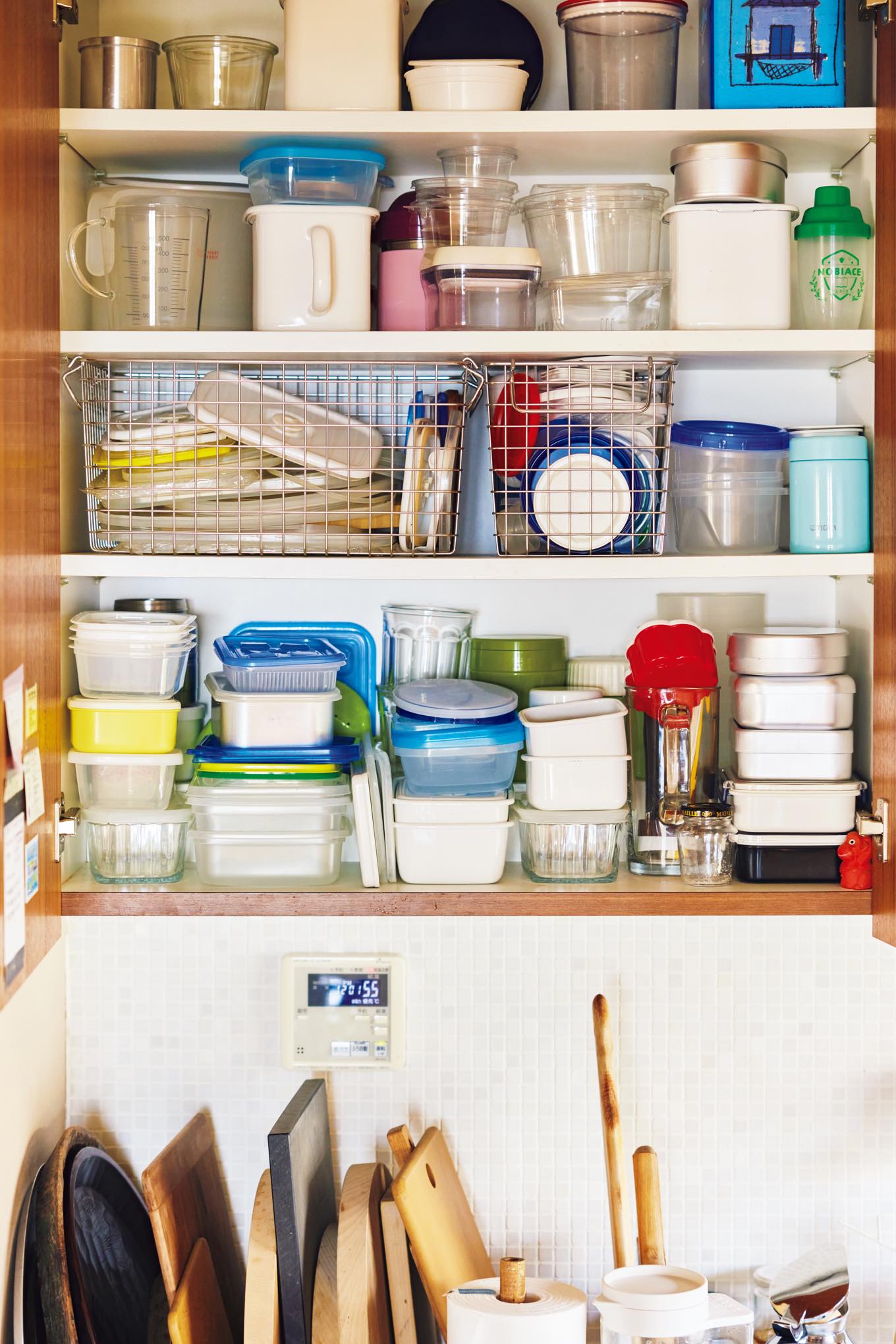 保存容器や弁当箱などの収納棚