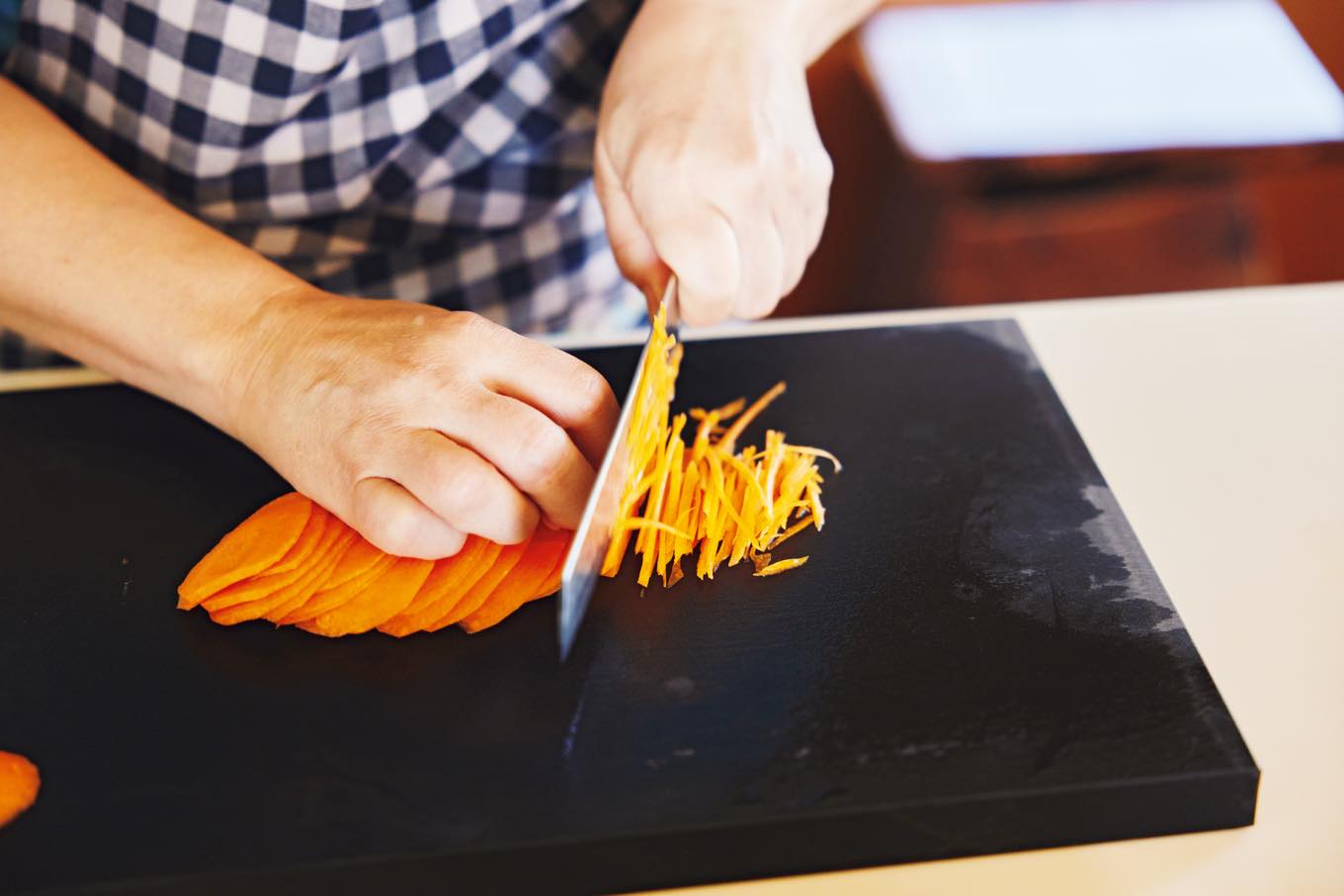 にんじんを千切りする作業