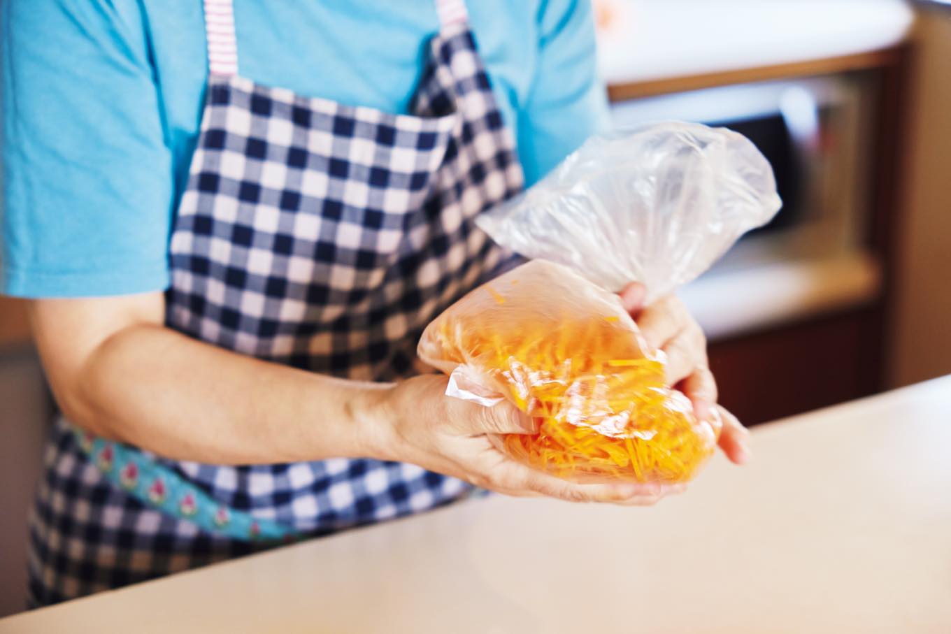 千切りしたにんじんをポリ袋に入れて調味料と和える