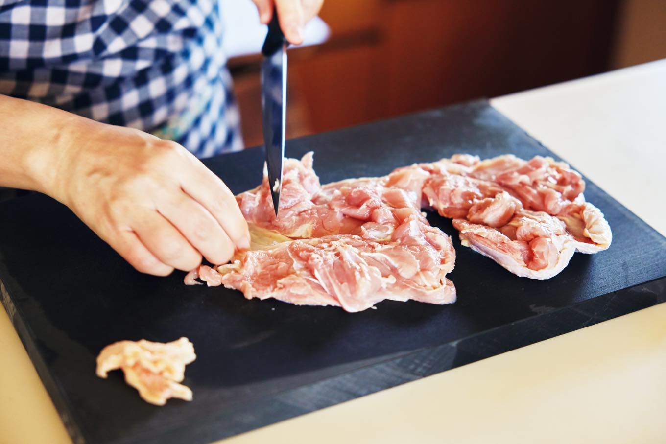 鶏肉を切る作業