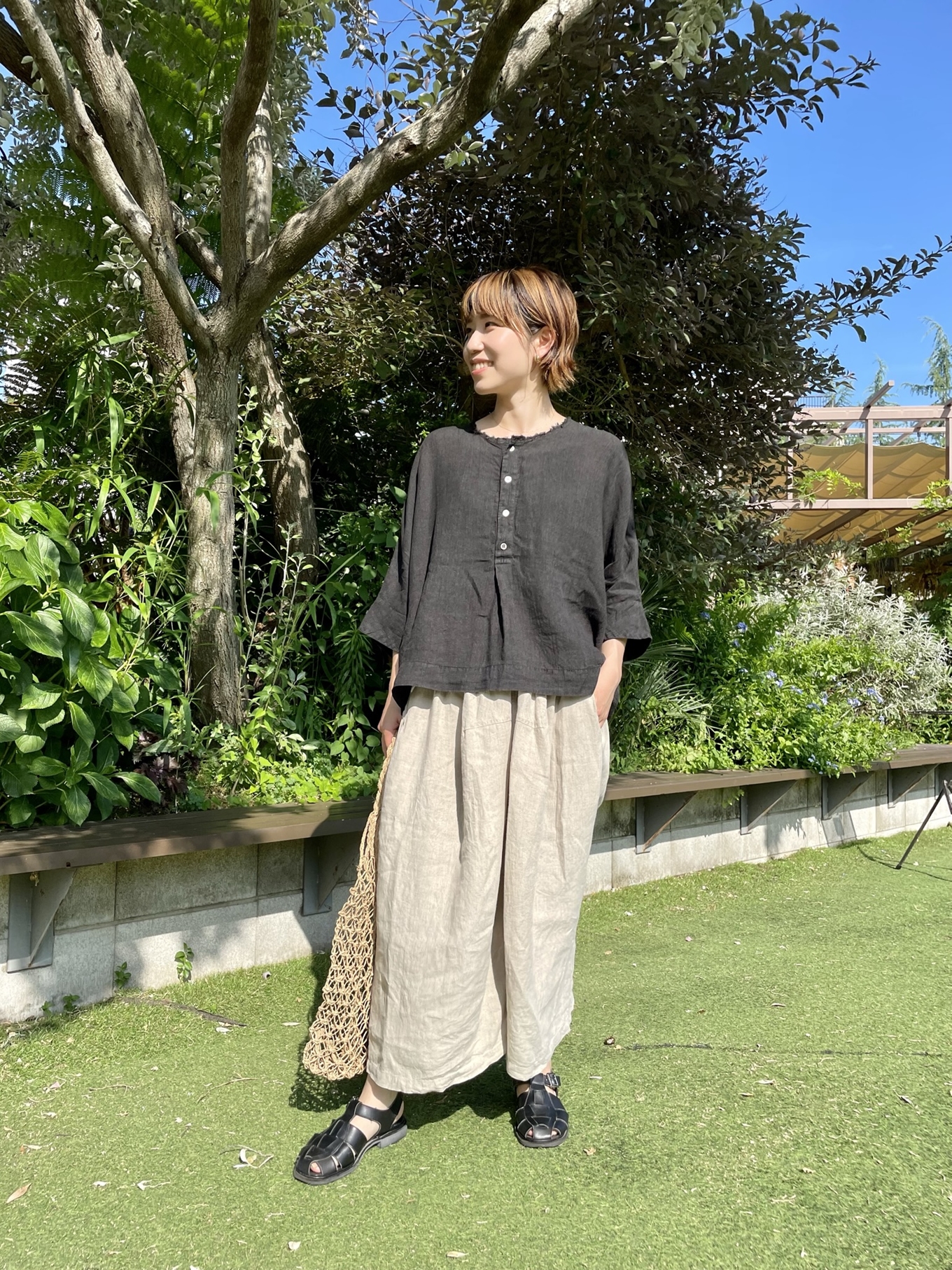 一軍服ファクトリー ブラックトップスと生成モトムス正面