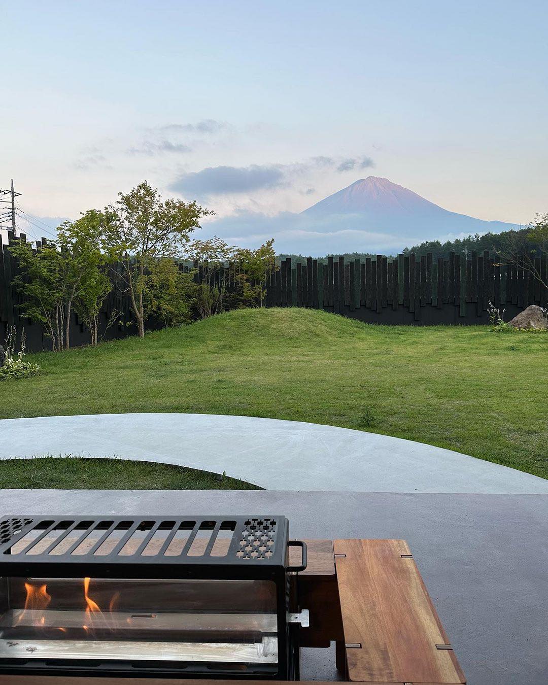 abrAsus house Fujiの庭からみえる富士山