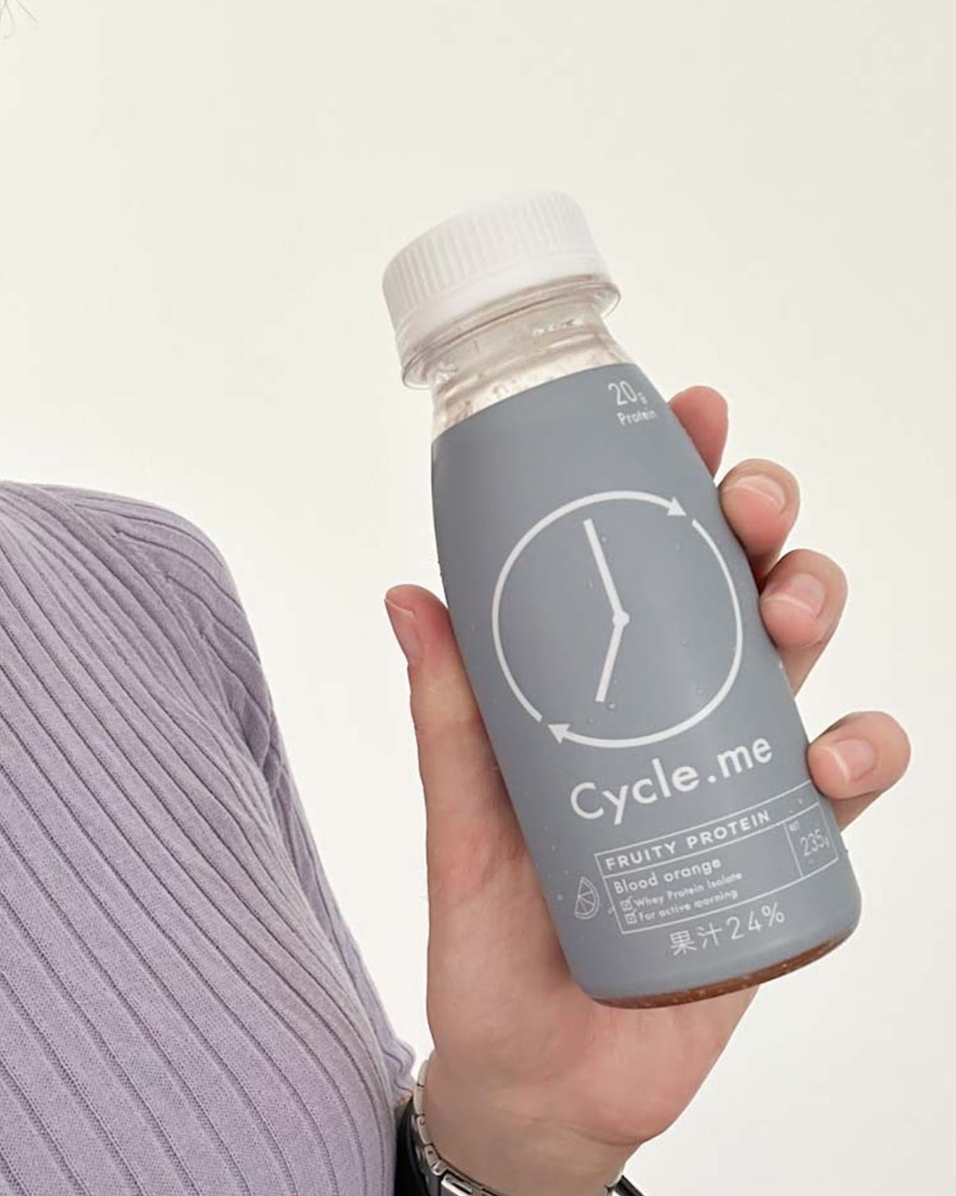 Cycleme 女性がボトルを手に持っている