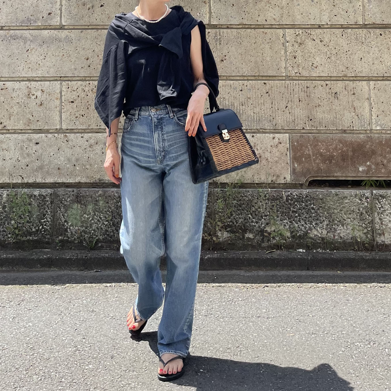マウジーのデニムを履いた女性のコーディネート