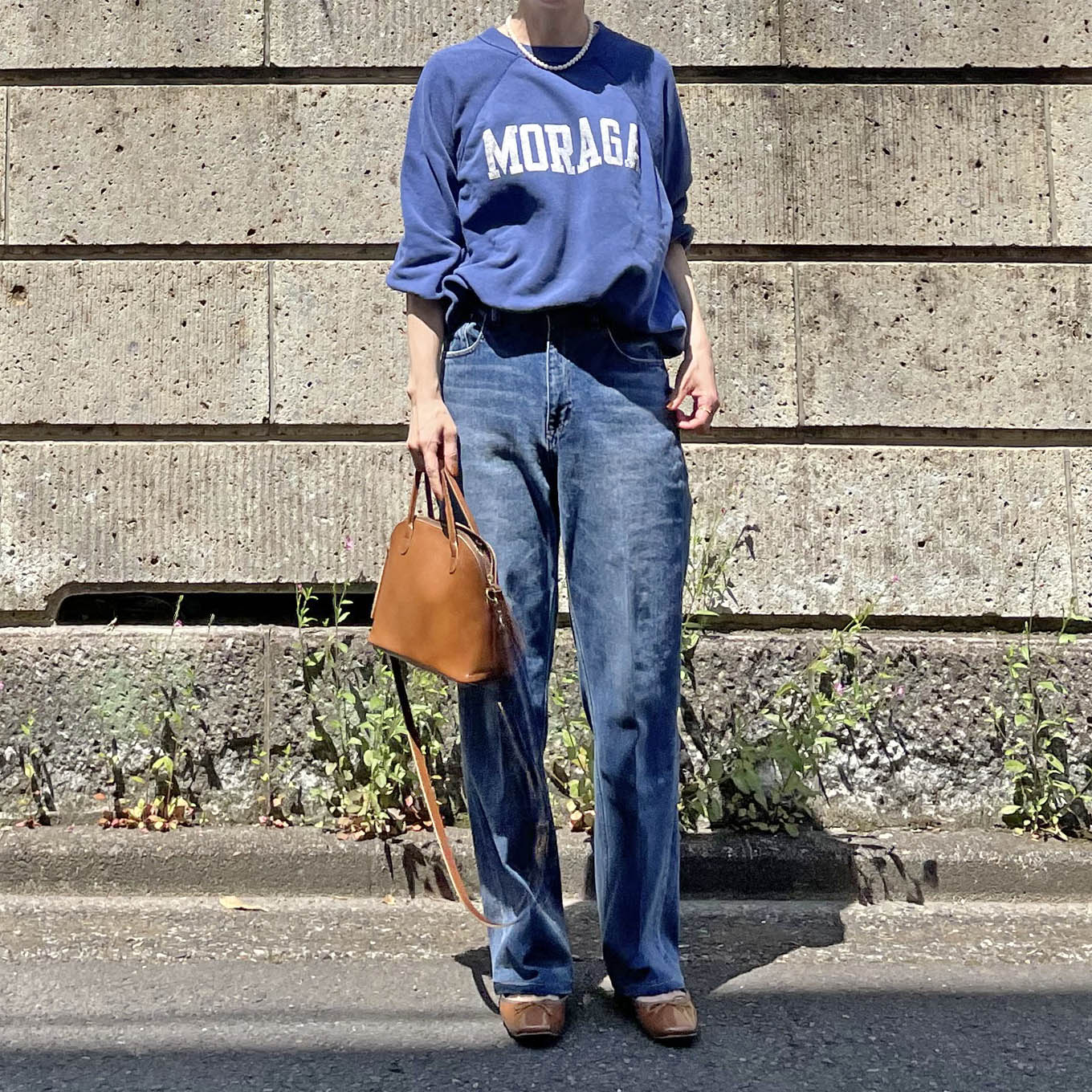 ヘルシーデニムを履いた女性のコーディネート