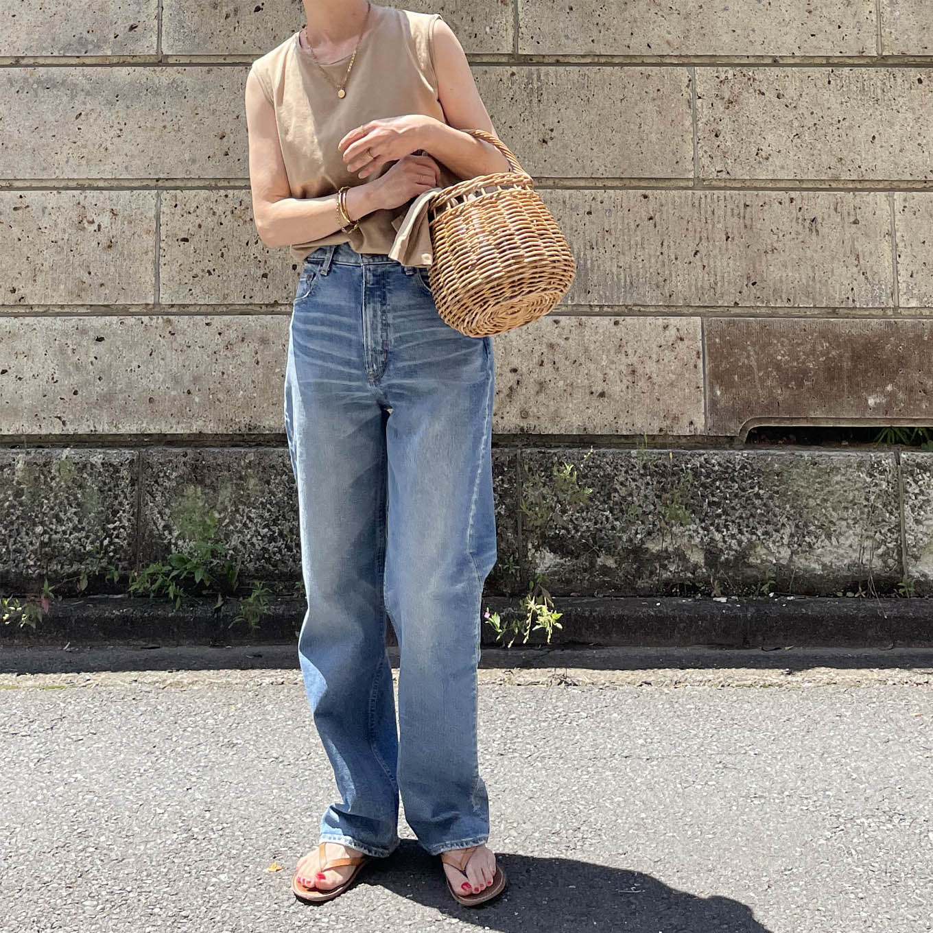 マウジーのデニムを履いた女性のコーディネート