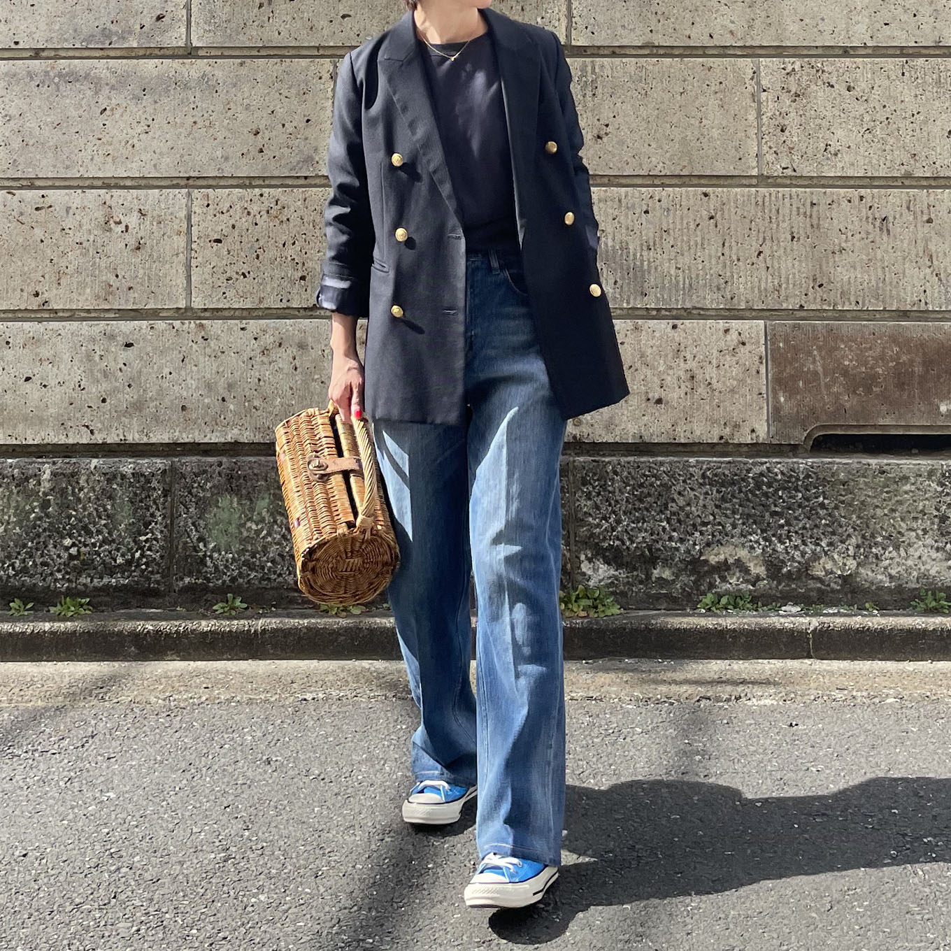 ヘルシーデニムを履いた女性のコーディネート