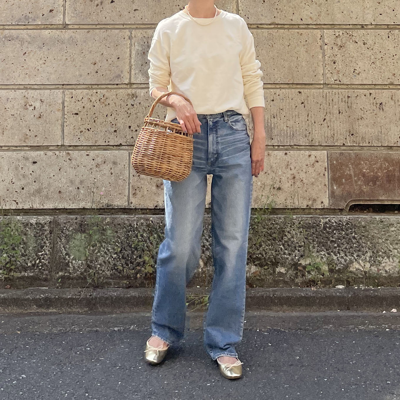 マウジーのデニムを履いた女性のコーディネート