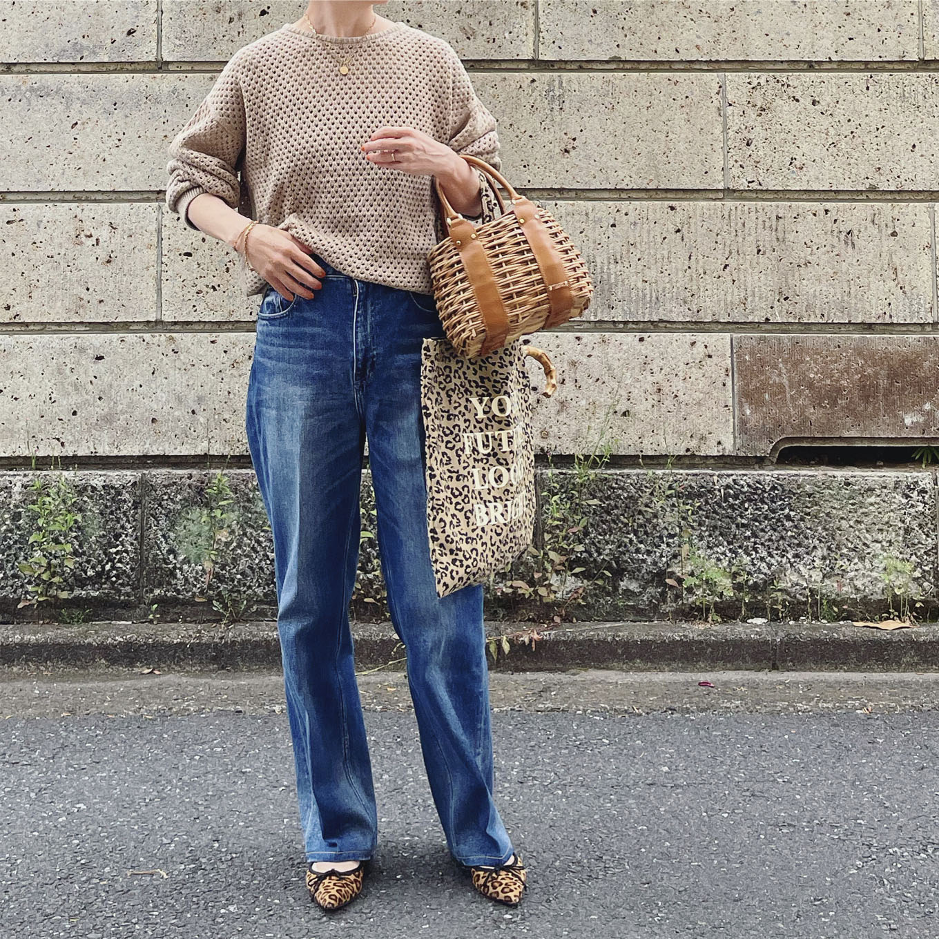 ヘルシーデニムを履いた女性のコーディネート