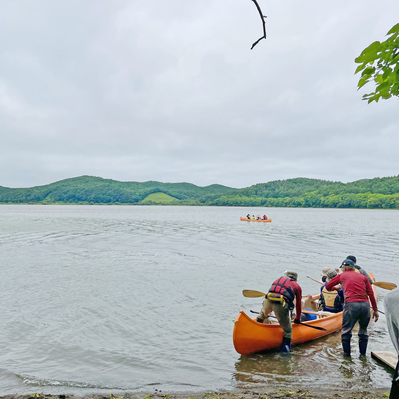 湖に浮かぶカヌー