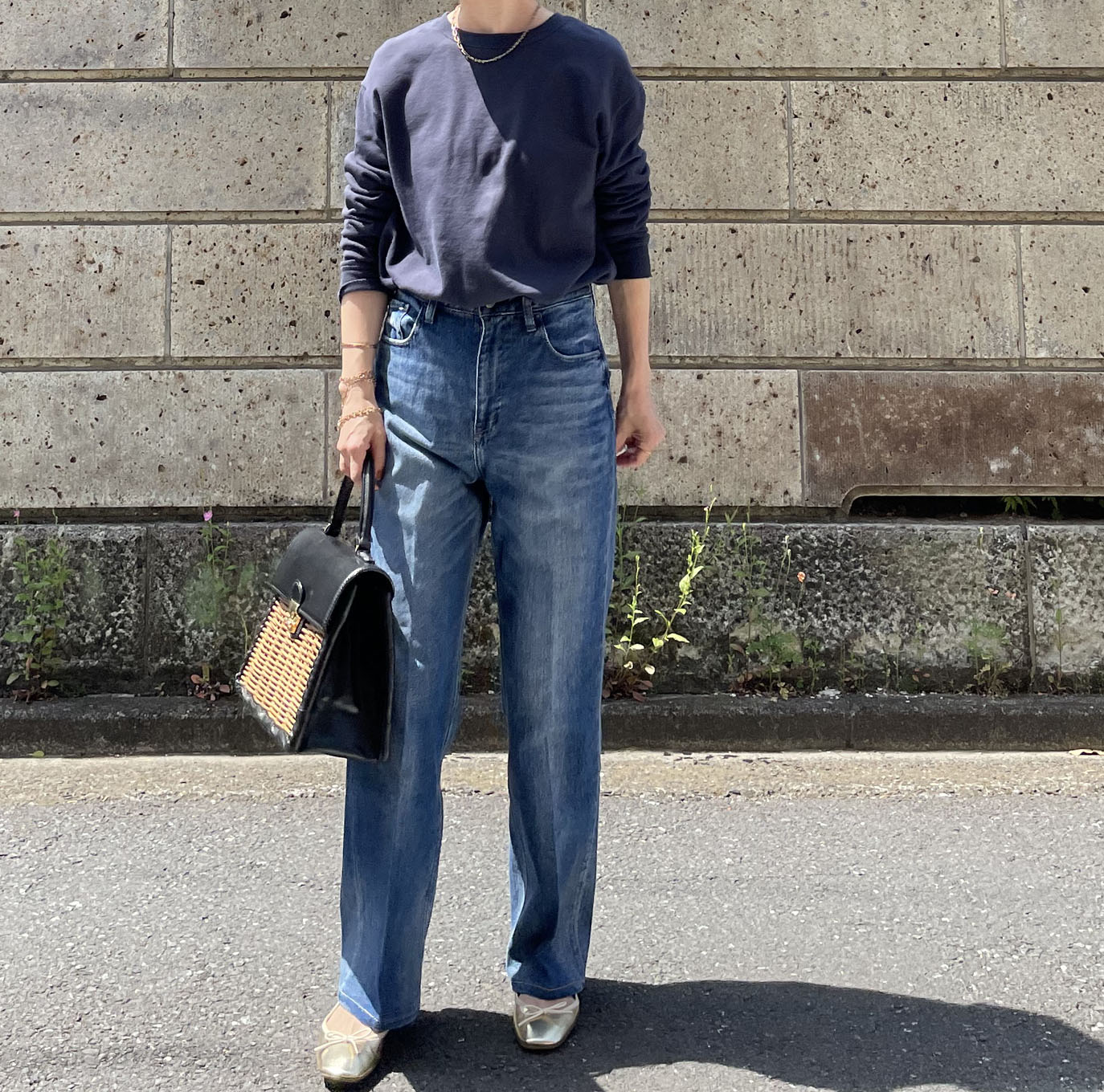 ヘルシーデニムを履いた女性のコーディネート