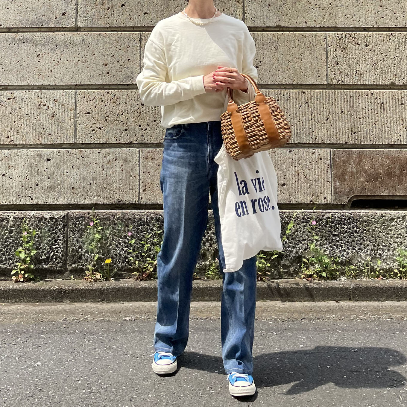 ヘルシーデニムを履いた女性のコーディネート