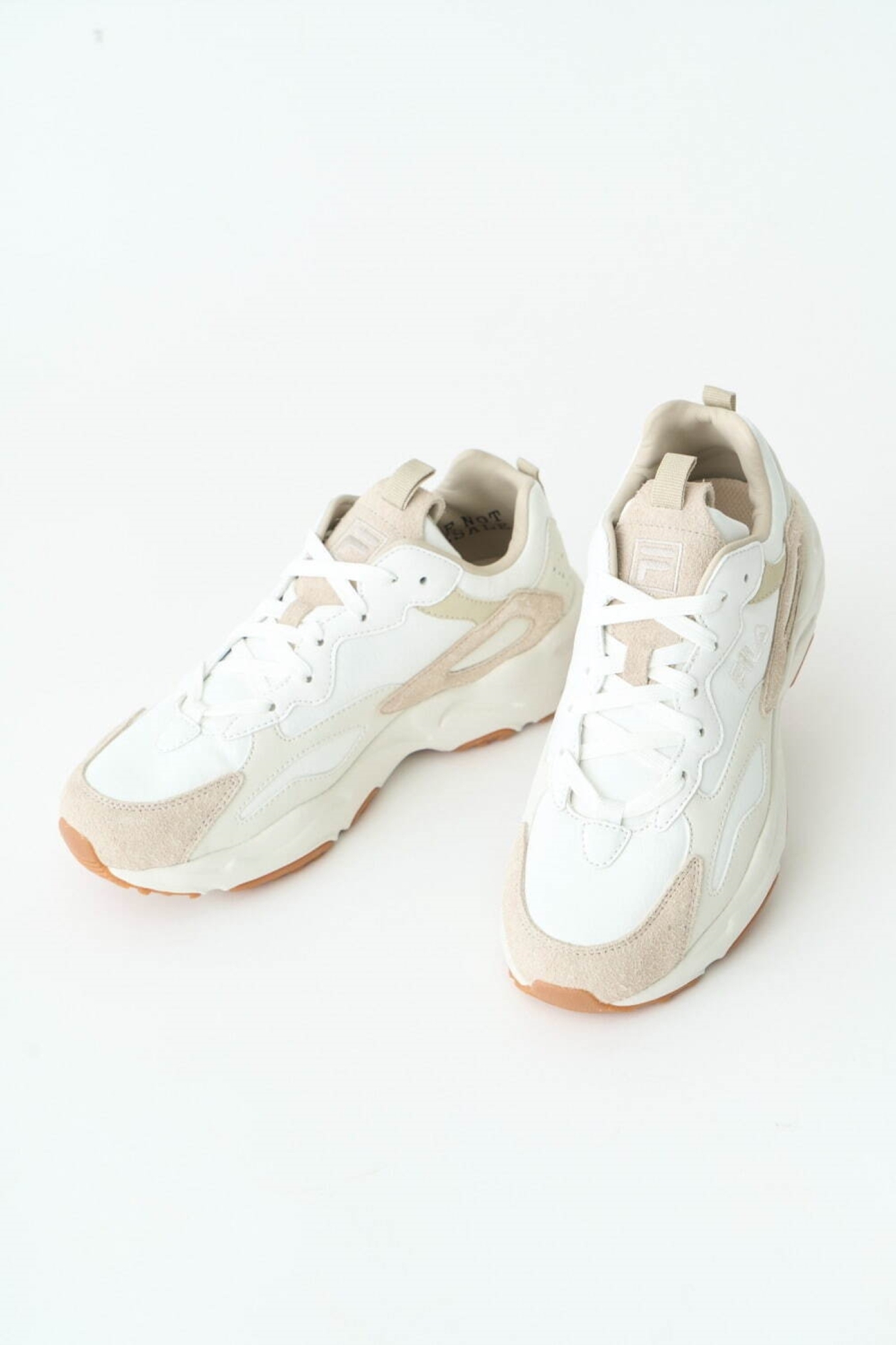 フィラ×エミ レイトレーサー