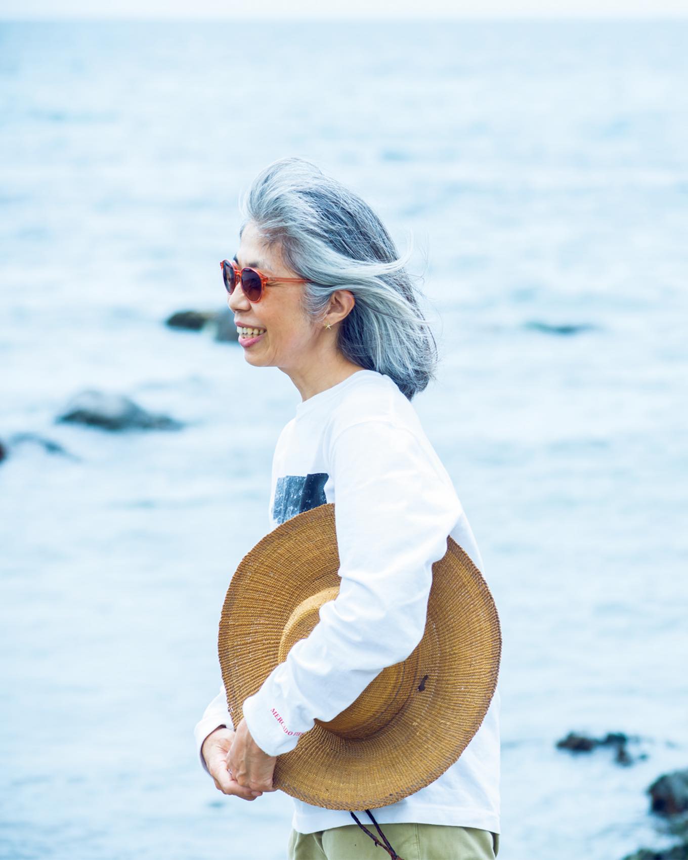 海岸を歩く市村美佳子(アイキャッチ)