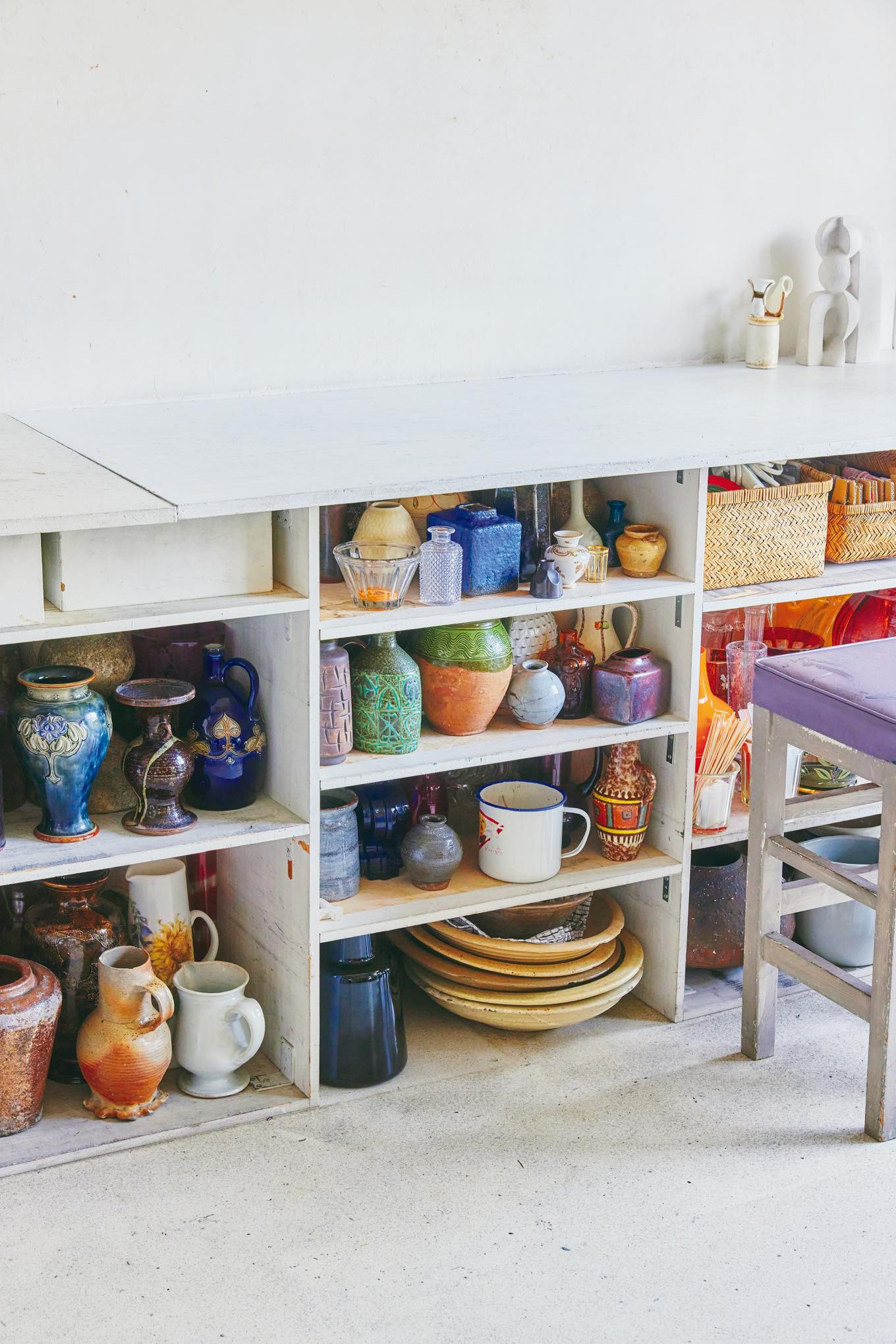 市村美佳子 作業台も兼ねた造作の収納棚