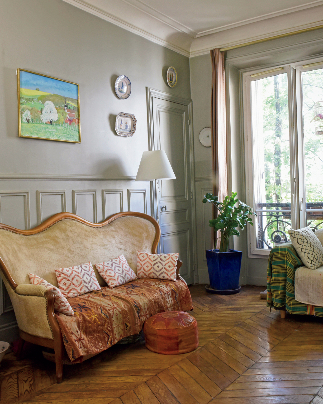 蚤の市で見つけた家具に囲まれて。フランス流のセンスが光る部屋づくり 