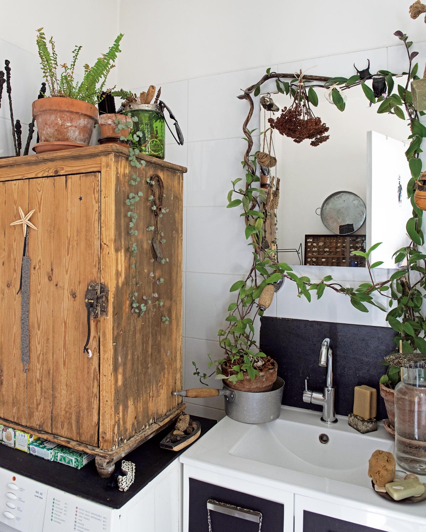 観葉植物で飾られたバスルームの洗面所周り