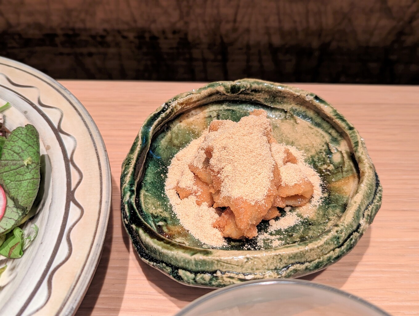 緑色の器に入ったデザート