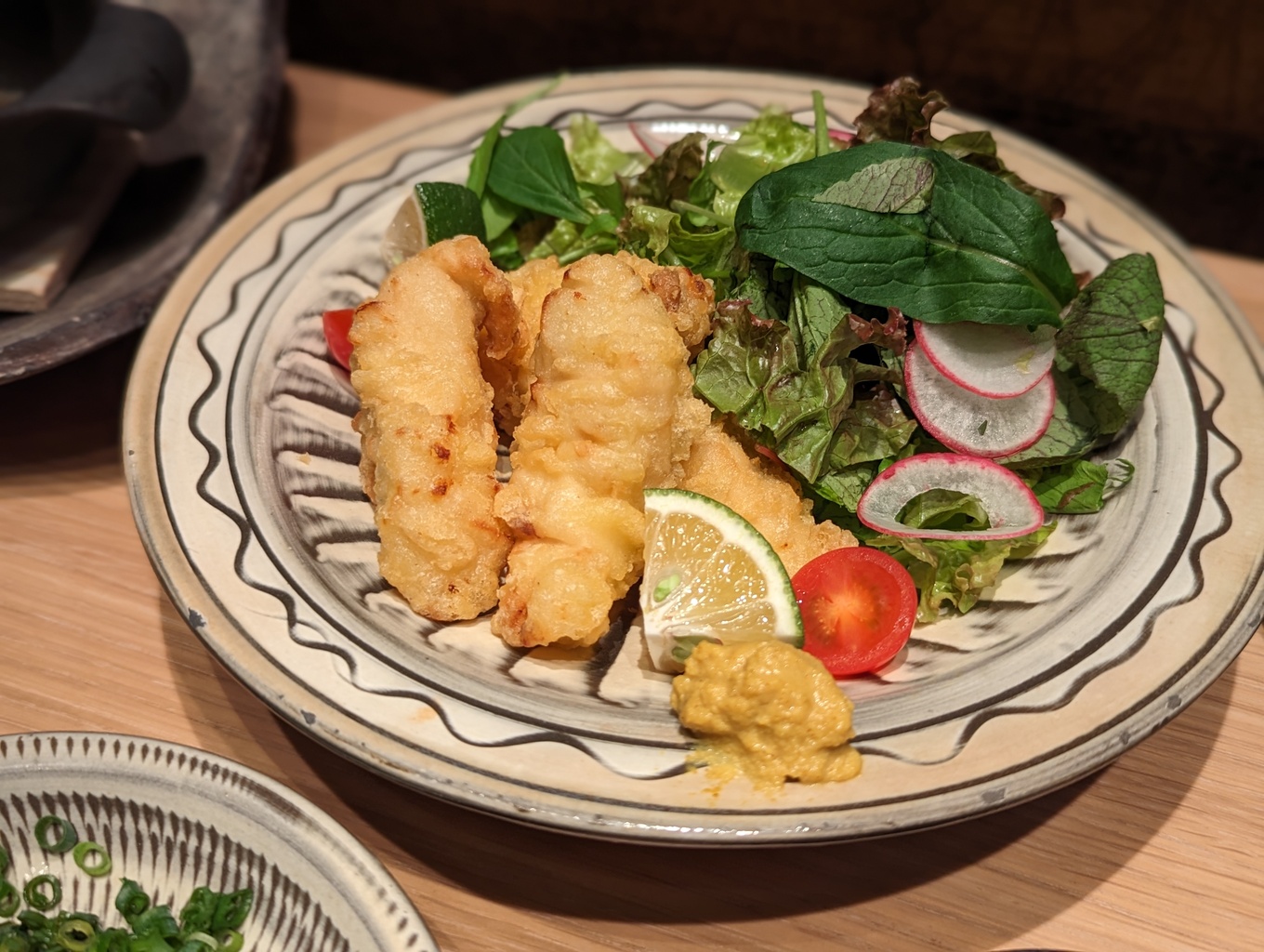 皿の上の揚げ物