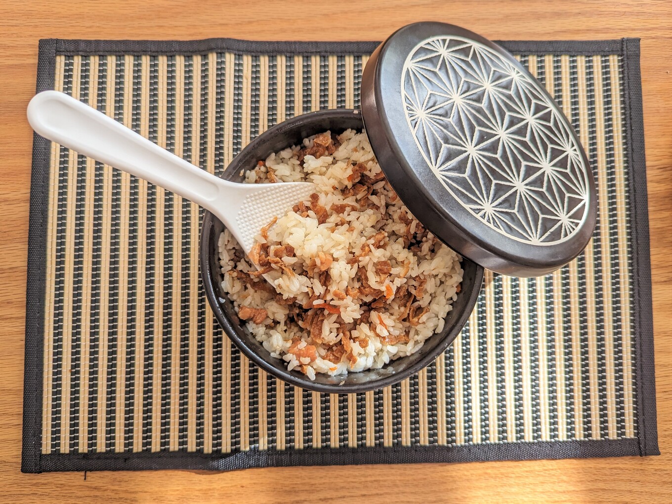 白と黒のテーブルクロスの上の混ぜご飯