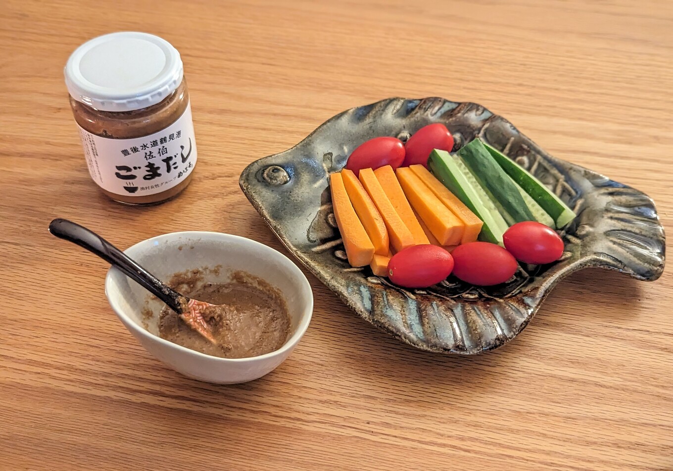 皿の上のにんじんときゅうり