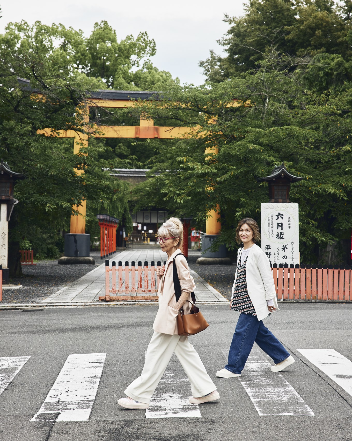 平野神社を歩く川邉サチコと美木ちがや