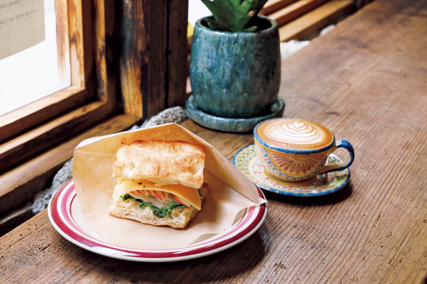 MEMEME COFFEE HOUSE のサンドウィッチとコーヒー