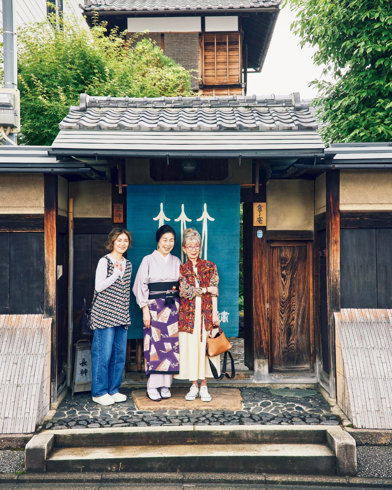 京都の町屋建築を今に残す『貴了庵』で伝統の京繡（きょうぬい）を体験【川邉サチコさんと美木ちがやさんの母娘旅】 |  【クウネル・サロン】“マチュア”世代のときめき、全部。