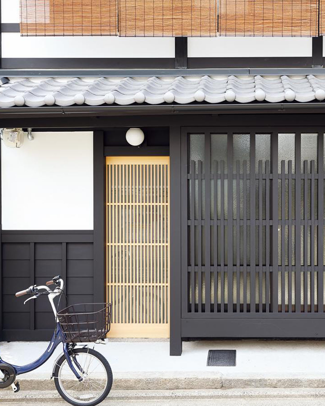 京町家 玄関周り。自転車が置いてある