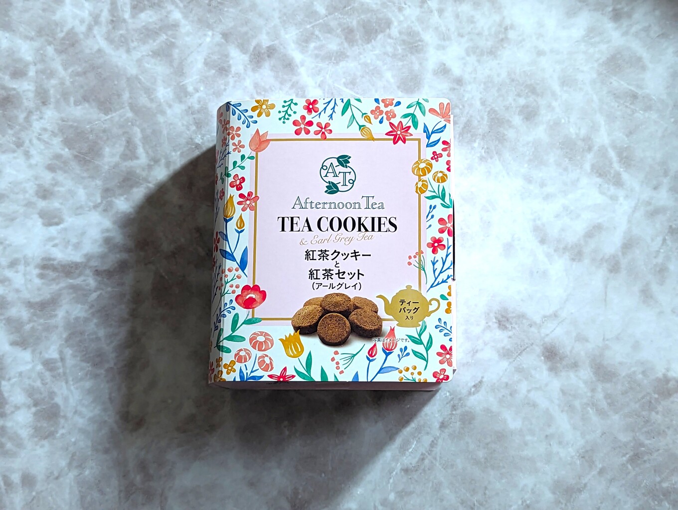 テーブルの上の花柄の紙箱