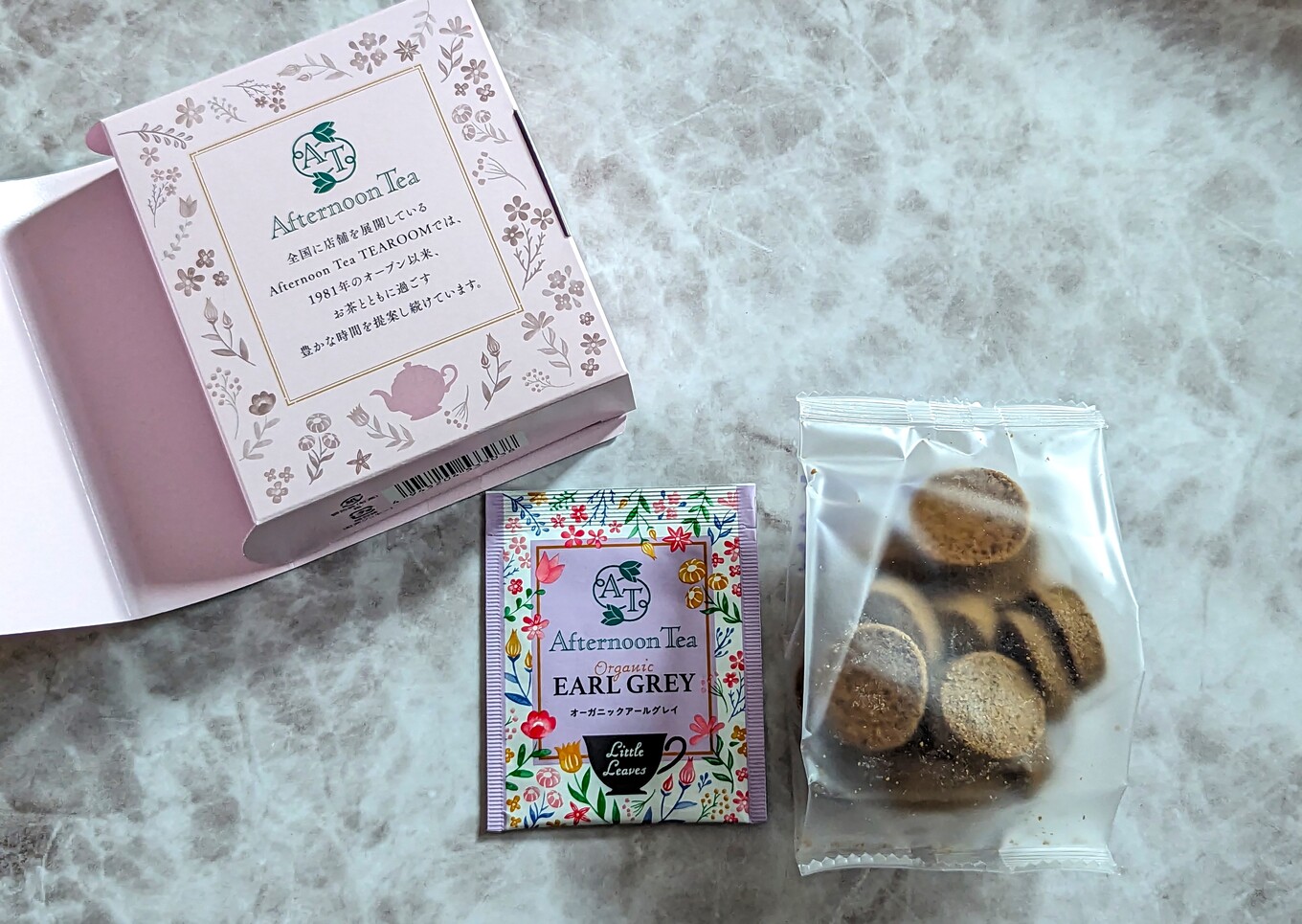 テーブルの上のクッキーと紅茶のティーバッグ