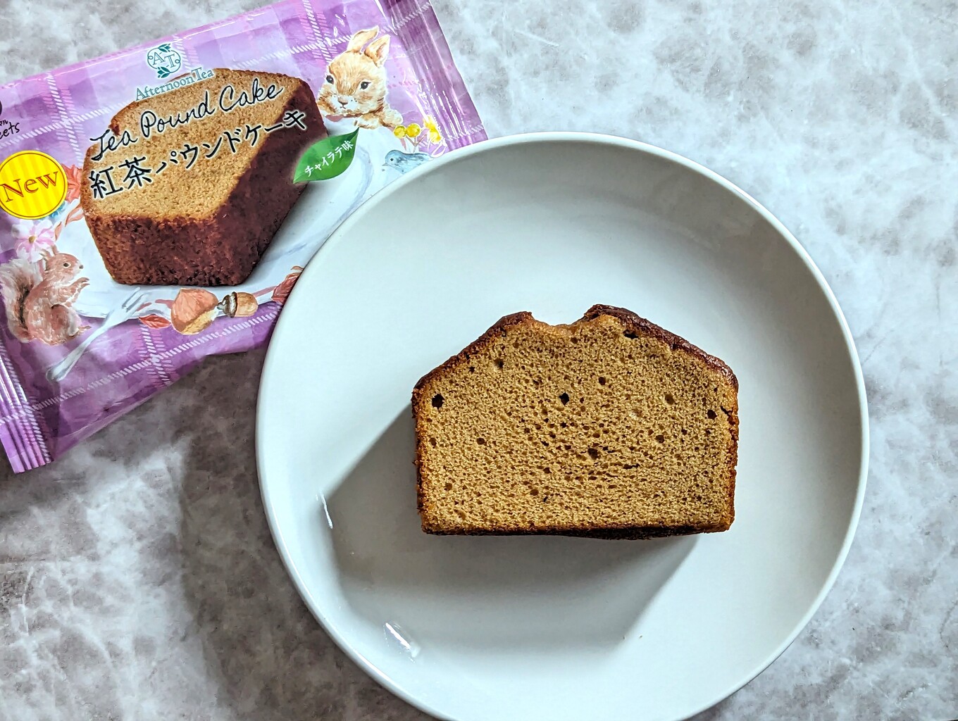 白い皿の上の茶色いパウンドケーキ