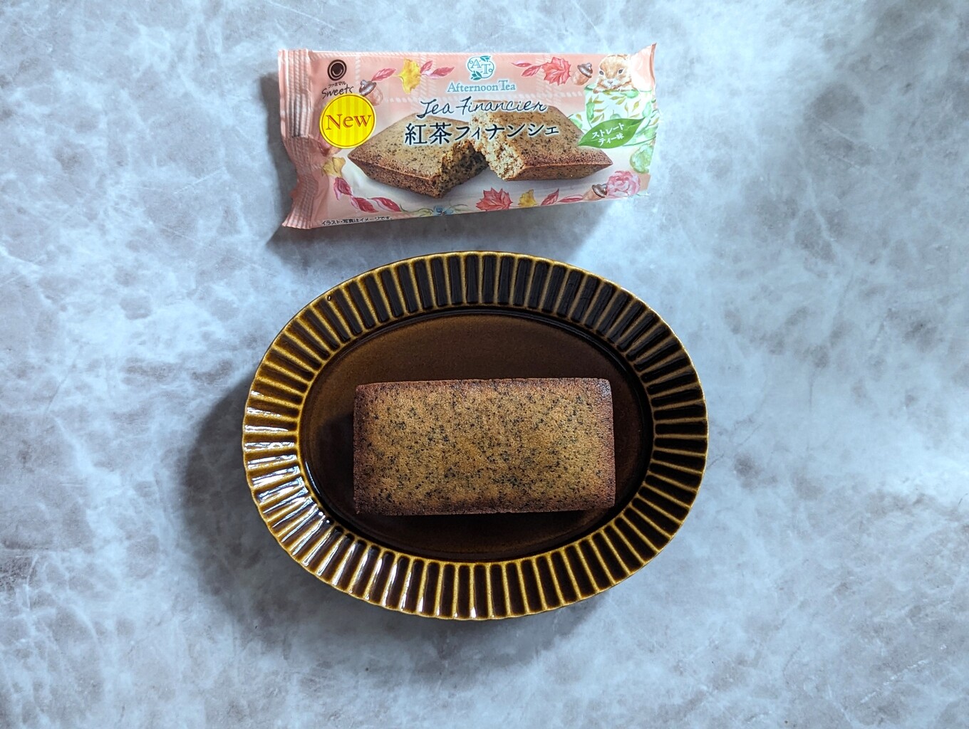 茶色い皿の上の紅茶味のフィナンシェ