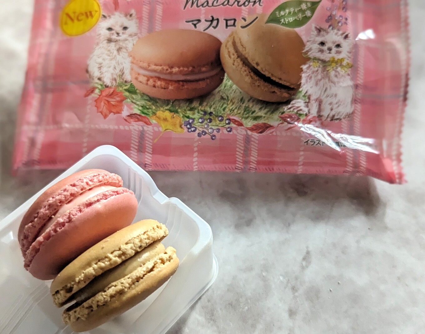 白い容器の中の赤と茶色のマカロン