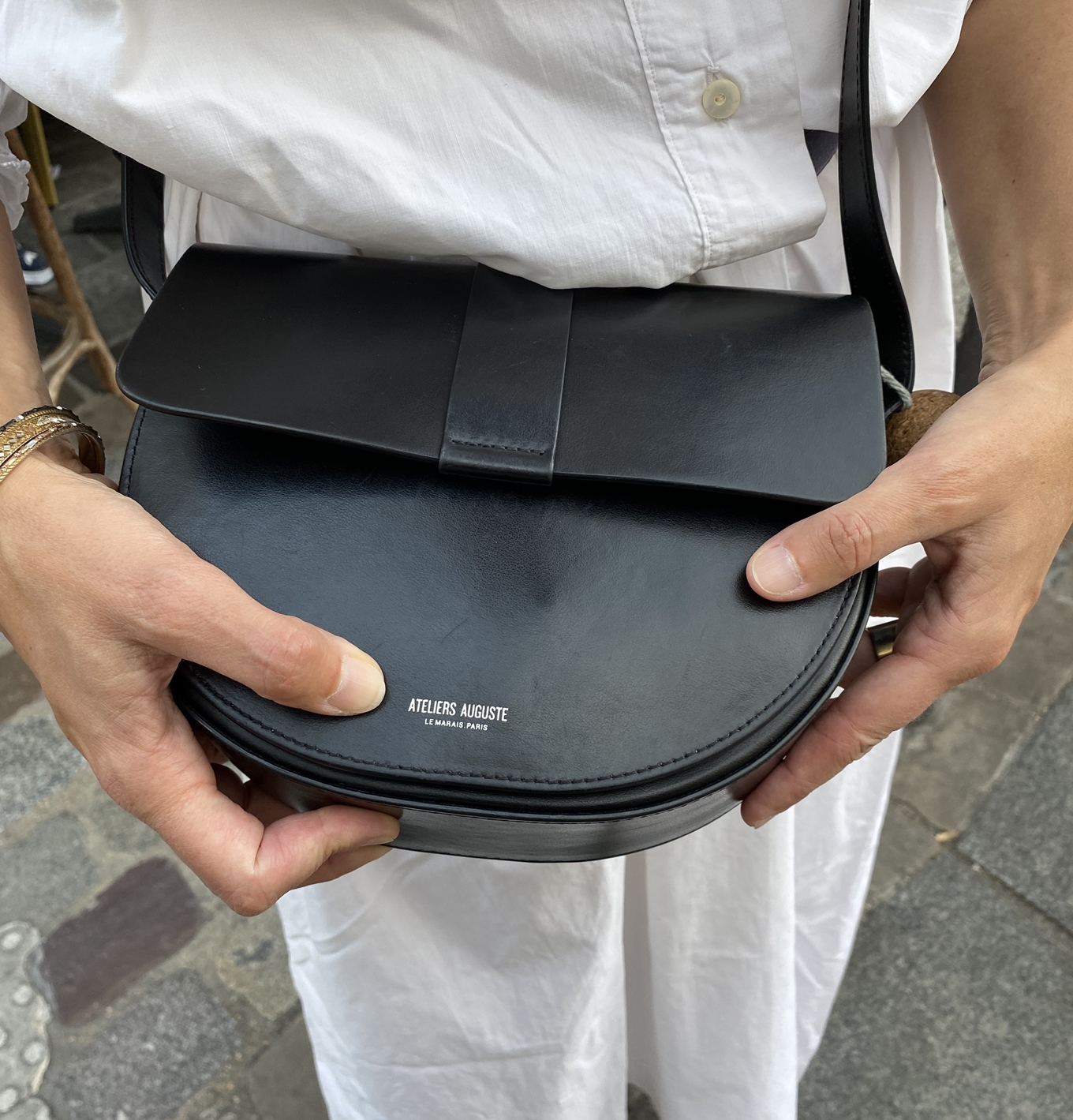 白シャツワンピの女性バッグ