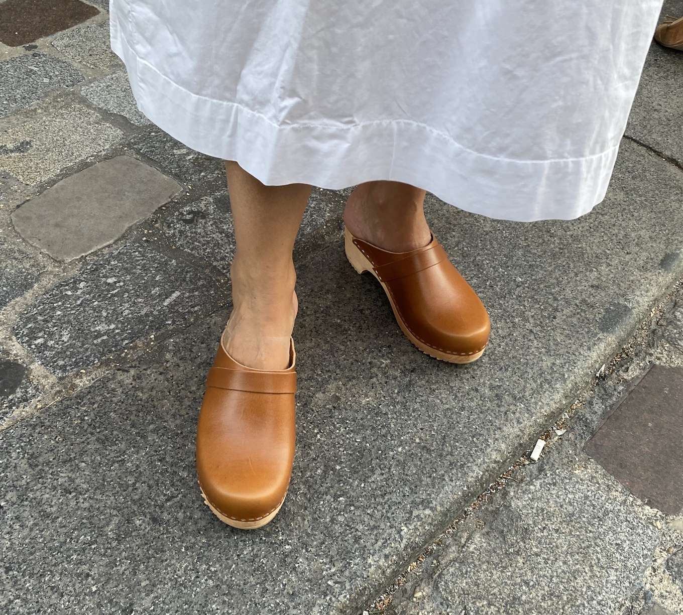 白シャツワンピのp女性サボ