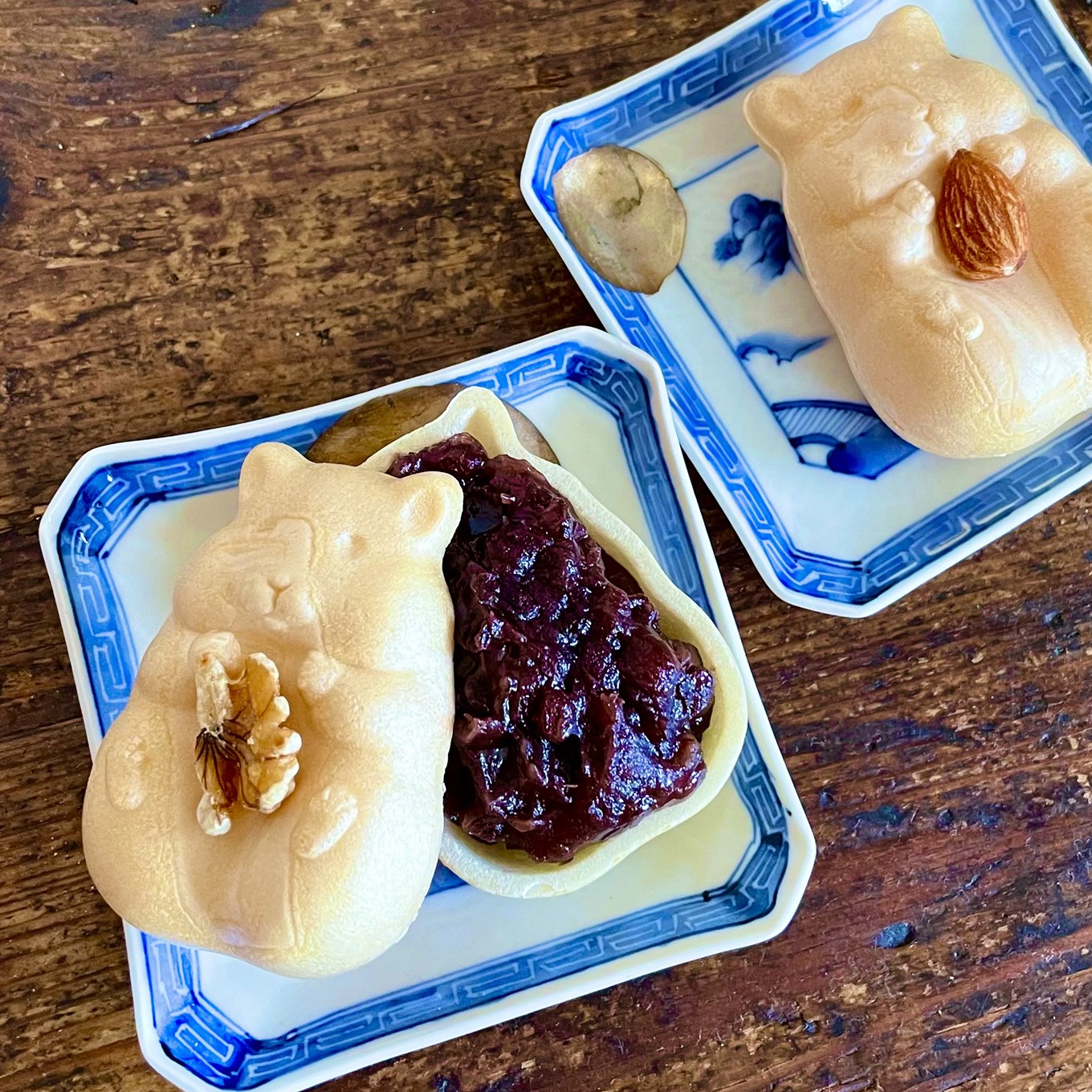 皿に盛ったハムスターモナカ