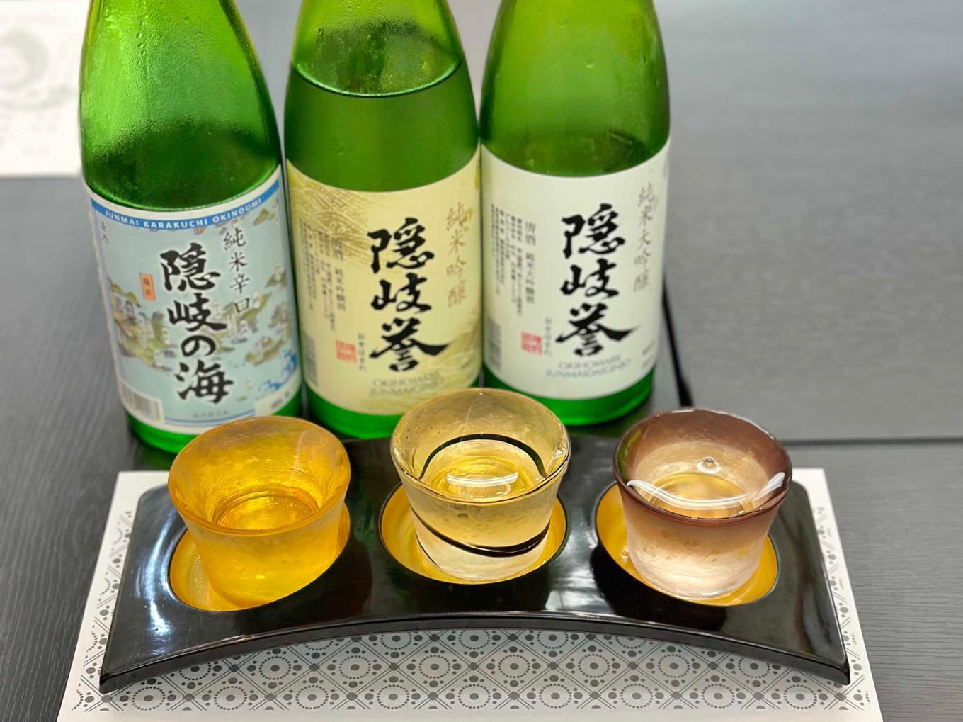 辛口純米酒の「隠岐の海」、純米吟醸、純米大吟醸の「隠岐誉」の飲み比べ
